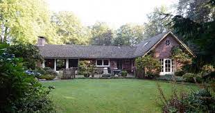 The entrepreneur worked at dsw for decades, but owes his wealth mainly to the stock exchange trading house optiver, of which he was the inventor . John De Mol Telt Twee Miljoen Neer Voor Gooische Villa Celebrities Hln Be