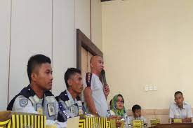 Untuk seorang staff saja bisa mendapatkan gaji setiap bulannya bisa di angka 5 sampai 7 juta, dan untuk project manager sendiri bisa sampai angka 3 sampai 5 jutaan. Curhat Tenaga Honorer Di Banten Kami Tidak Punya Masa Depan Cerah Bantenhits