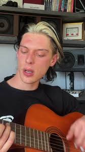 Replying to @Minnie the case of the vanishing accent🕵🏻