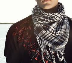 S'il est trop grand, vous pouvez le recouper un peu, mais n'oubliez pas que vous allez perdre entre 1 et 5 cm en cousant l'ourlet. How To Tie A Bandana Keffiyeh Neck Wrap At Zia Moda How To Tie Bandana Shemagh Scarf Fashion