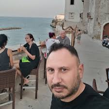 Buon Natale a tutti. In particolare alla famiglia che rimane un caposaldo  fondamentale, agli amici elementi essenziale della vita, ai colleghi di  lavoro con cui stiamo costruendo una battaglia epica,agli amici di