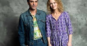 Tous deux, sous le feu des projecteurs et épiés par les médias, étaient vivement critiqués pour leur couple jugé sulfureux, notamment en raison de leur différence d'âge. Vanessa Paradis S Est Mariee Avec Samuel Benchetrit Le Quotidien