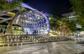 Singapura ialah pusat kewangan keempat terunggul16 dan sebuah bandaraya global metropolitan yang memainkan peranan penting dalam perdagangan dan kewangan antarabangsa. Plaza Singapura Wikipedia