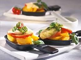 Raclette Mit Tomaten Kartoffeln Mozzarella Und Pesto Rezept Rezepte Pesto Rezept Lecker