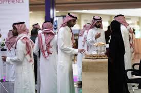 اعلنت إدارة هيئة تطوير بوابة الدرعية عن بدء التقديم في (برنامج الدرعیة لتطویر حدیثي التخرج 2021م) في 9 مسارات متخصصة، تتيح للمرشحين اكتساب مهارات متنوعة في مجالات عديدة وذلك بهدف تمكينهم وتأهيلهم ليصبحوا قادة المستقبل في مجتمع الدرعية، وذلك. Ù‡ÙŠØ¦Ø© ØªØ·ÙˆÙŠØ± Ø¨ÙˆØ§Ø¨Ø© Ø§Ù„Ø¯Ø±Ø¹ÙŠØ© ØªØ³ØªÙ‚Ø·Ø¨ Ø§Ù„ÙƒÙˆØ§Ø¯Ø± Ø§Ù„ÙˆØ·Ù†ÙŠØ© ÙÙŠ Ù…Ø¹Ø±Ø¶ ÙˆØ¸ÙŠÙÙŠ ØµØ­ÙŠÙØ© Ø§Ù„Ù…ÙˆØ§Ø·Ù† Ø§Ù„Ø¥Ù„ÙƒØªØ±ÙˆÙ†ÙŠØ©