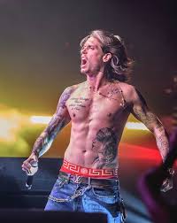 The festival season is canceled, but don't be sad, slam! Tony Junior Treedt Gewoon Op Voor Volle Zalen Essentiele Reizen Mochten Nog Dit Is Voor Mij Essentieel Show Ad Nl