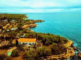 Se vende chalet unifamiliar aislado de 140 m2, distribuido en planta baja con 3 habitaciones, 1 baños, 2 cocinas, garaje. Lacasadelmarametlla L Ametlla De Mar Aktualisierte Preise Fur 2021