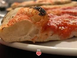 Il disciplinare internazionale dell'associazione verace pizza napoletana è quell'insieme di regole, finalmente codificate, trasmesse oralmente da generazioni di pizzaioli napoletani, che ne tramandavano i segreti da padre in figlio. Pizza Napoletana Fatta In Casa Ad Alta Idratazione Pizza Mon Amour