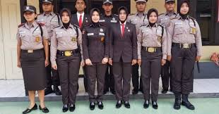 Sehingga perusahaan yang menaungi itu ada keterlambatan membayar kepada para petugas keamanan. Gunakan Pangkat Seragam Satpam Makin Mirip Polisi Bkpp Kabupaten Demak