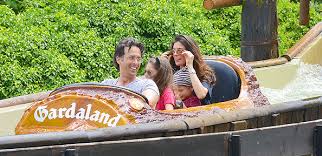 Marito, figli e famiglia di anna valle: Anna Valle A Gardaland Con Marito E Figli Una Giornata Bellissima Foto Ultime Notizie Flash