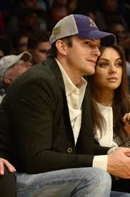Ashton kutcher gave back his ticket for virgin galactic's next space flight. Ashton Kutcher Und Mila Kunis Als Zuschauer Beim Basketball Stuttgarter Nachrichten