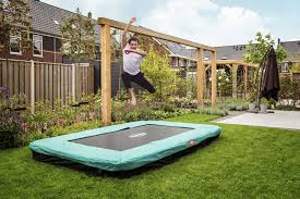 Ein trampolin im eigenen garten bringt viel vergnügen für große und kleine springer. Trampolin Aufstellen Mit Unseren Tipps Machen Sie Alles Richtig
