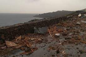 Una tromba d'aria che si è abbattuta sull'isola di pantelleria ha provocato, secondo i soccorritori, la morte di due persone e il ferimento . Bvqhvlkaqvjwim