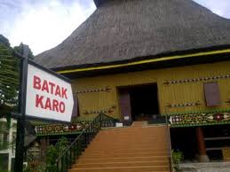 Rumah bolon menjadi salah satu objek wisata favorit di sana, selain kehidupan dan budaya suku batak. Rumah Adat Batak Karo