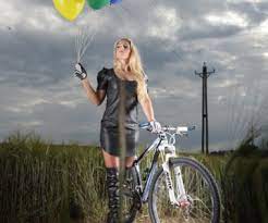 While riding in the front group, the world champion lost her front wheel while going off of a jump, possibly due to the slick, muddy conditions. A L Honneur Dans Gq Magazine