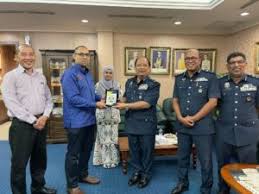The copyright of the image is owned by the owner, this website only displays a few snippets of several keywords that are put together in a post summary. Kunjung Hormat Kepada Pengarah Kastam Negeri Perak Laman Web Mkn