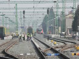 Az állomáson belföldi és nemzetközi személypénztár és kizárólag bankkártyás elfogadással jegykiadó automata üzemel. Vasuti Hataratmenetek Kis Lepes Az Allamnak Nagy Az Ott Eloknek Mkk Blog