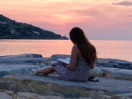 Spettinata dall'imprevedibilità della vita e dalla . Requiem Finale Il Vento Tra I Capelli Le Onde Sugli Scogli La