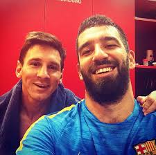 Arda turan, i̇nstagram'da eski takım arkadaşı ve galatasaray'ın kaptanı selçuk i̇nan'ı takipten çıkardı. Instagram Da Unluler Arda Turan Dan Messi Ile Selfie