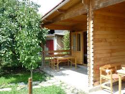 Fiind o zona turistica in plina dezvoltare, locurile de cazare in 2 mai sunt destul de numeroase, si in acelasi timp frumoase si bine amenajate. Contact Aquarelle 2 Mai