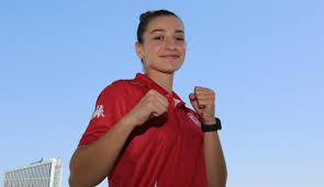 Tokyo 2020'de daha önce madalyayı garantileyen milli boksör buse naz çakıroğlu 51 kilo yarı finalinde tayvanlı rakibi huang buse naz, olimpiyat tarihinde finale yükselen ilk kadın boksör oldu. Milli Boksor Buse Naz Cakiroglu Ndan Olimpiyat Elemelerinde Altin Madalya Mega Spor