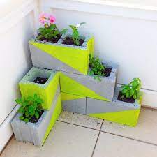 Las jardineras son considerados habitualmente como un artículo con características de pequeñas dimensiones. Creativas Ideas Para Adornar Tu Casa Con Bloques De Cemento Diy Planters Cinder Block Garden Planter Project