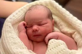 Mum thanks 'quick-thinking' Surrey PC after giving birth in Frimley Park  Hospital car park