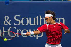 Curious what grip roger federer uses on his forehand groundstroke? August 21 2005 Roger Federer Upends Andy Roddick For Cincinnati Title