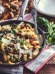 Ôter le maximum de graines des tomates. Fusilli Aux Epinards Tomates Confites Et Pignons De Pin Petit Bec Gourmand