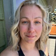 Two dozen roses for Gentry 🌹🌹 Two heart-shaped layers of golden cookies &  cream cake, filled with GC&C Swiss buttercream and frosted in smooth  vanilla Swiss. Topped off with piped roses and