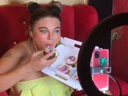 The most controversial rakhi sawant yet another time took her instagram and brutally slammed bollywood actress kangana. Rakhi Sawant Can T Hide Her Excitement As She Relishes Cupcakes With Her Face On It Video