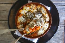 Collocate la padella sul fuoco a fiamma molto bassa e coprirla con un coperchio, lasciate cuocere le melanzane per circa 12/15 minuti, se notate che la mozzarella è acquosa togliere il coperchio ed alzare leggermente la fiamma e fasciatela asciugare. Patate Alla Pizzaiola In Padella La Ricetta Del Contorno Veloce E Squisito