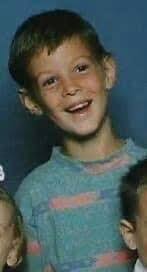 He is a scammer Facebook 11:45 11:45AM AM < 46% Denzel Bailey End-to-end  encrypted f Profile Mute Payments Customization Theme Quick reaction Aa  Nicknames > Word effects More actions