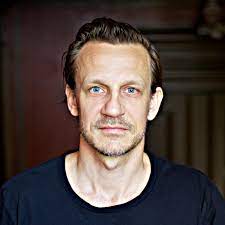 Among other accolades, he has won an emmy award, a bafta award and a screen actors guild award, and has been nominated for a golden globe award. Mike Hoffmann Schauspiel Filmmakers