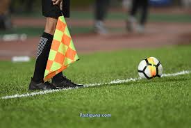 Untuk memberikan isyarat hakim garis menggunakan bendera. Tugas Wasit Sepak Bola Dan Macam Macam Posisi Wasit Lengkap