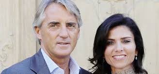 Produced 27 november 1964) is an italian soccer manager and former footballer who's now with no team. Silvia Fortini Moglie Roberto Mancini Chi E Bella Da Impazzire