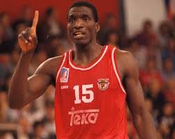 A noite mágica de carlos lisboa. Maos Que Serviram O Basquetebol Do Benfica Servem Agora A Deus