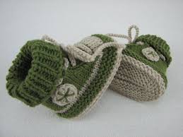 Homemade baby booties for baby gifts are easier than you think! Baby Shoes Baby Boots Knitting Pattern