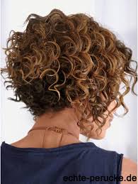 Wir denken, dass sie atemberaubend als blondine oder rothaarige aussieht, obwohl sie auch mit platinumblonden locken umwerfend aussieht. Afrikanische Frisuren Geschichteter Schnitt Lockiger Stil Braune Farbe Kinnlange