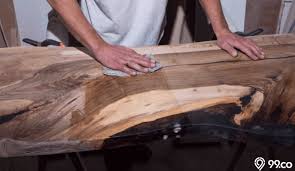 Sticker menyeka melekat pada furnitur kayu jati. 10 Inspirasi Meja Kayu Unik Yang Dibuat Dari Campuran Epoksi