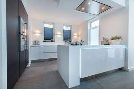 polygloss ice white greeploos spoeldeel en kookeiland met led verlichting in de greeplijst zwart eiken hoge kastenwand volledig keukens keuken keuken ontwerp