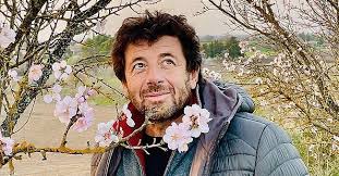 Une carrière au beau fixe, deux enfants et une nouvelle compagne. Patrick Bruel Et Sa Compagne Pauline Leur Histoire D Amour Avec 33 Ans De Difference