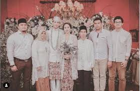 Aura kasih dan eryck amaral menikah pada 2018. Aura Kasih Pamer Foto Foto Pernikahan Dengan Eryck Amaral Seleb Tempo Co