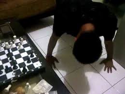 Komik meme terlucu ngakak paling konyol terbaru herp dan derp mengisi waktu luang dengan bermain catur, derp memang udah jagonya main catur, jadi. Kumpulan Video Orang Kalah Main Catur Lucu Youtube