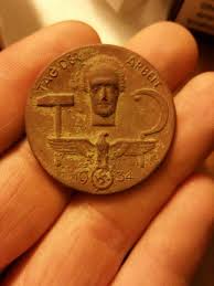 Zakupione przedmioty (po wcześniejszym uzgodnieniu) można odebrać w antykwariacie numizmatycznym stare monety w poznaniu przy ul.28 czerwca 1956 nr 176. Odznak Tag Der Arbeit 1934 Lovecpokladu Cz