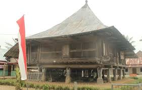 Pada bagian rumah ini terdapat beranda yang digunakan sebagai tempat untuk bersantai dan juga. Nama Rumah Adat Lampung Beserta Gambar Penjelasannya