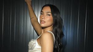 Dua Lipa aciona Samsung na Justiça e pede R$ 75 milhões por uso de imagem