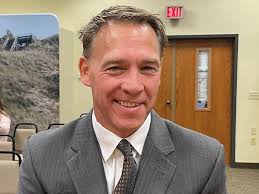 Board unites behind Genetski for manager