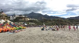 Zomertijd in spanje betekent warm weer en veel zon en daarom trekt het land veel strandliefhebbers aan. Playa Burriana Het Populaire Strand Van Nerja