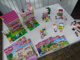 Questo giocattolo è dotato di un'area clienti con funzione di servizio girevole, macchina per cupcake con dispenser, cucina con lavello e forno, tavolo esterno e uno scooter per le consegne. Lego Friends 6 Lotes A O La Casa De Olivia Catawiki